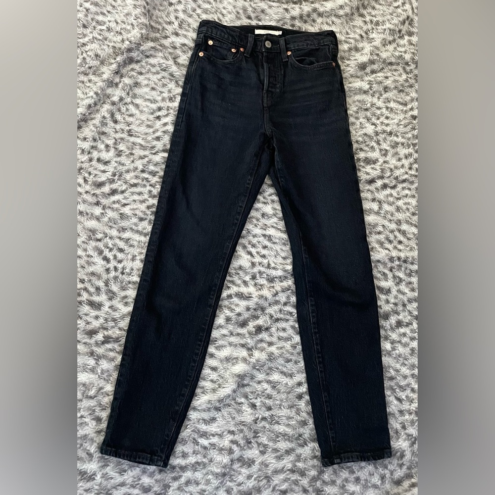 Women’s Dark Wash Levi Wedgie Jeans W24